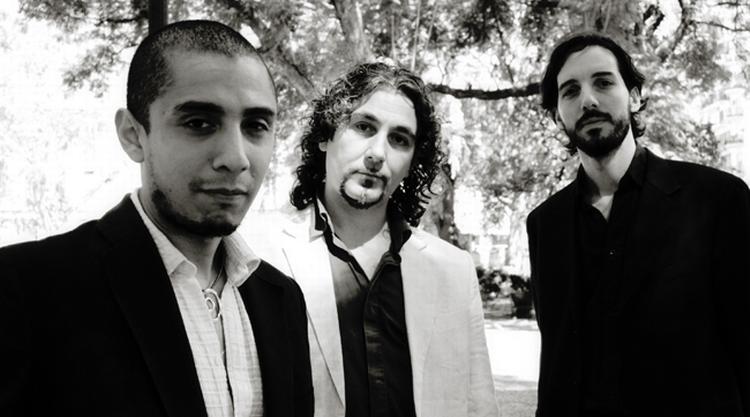 Paolo Russo, Diego Sandullo og Ricardo Canepa tænker i stærke tangofigurer og traditionelle harmoniseringer på albummet 'Nuevo Trio Porteño'. 