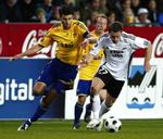 Besart Berisha (i hvidt) i nærkamp med Brøndbys anfører Stefan Gislason. De to møder muligvis hinanden igen i løbet af foråret. 