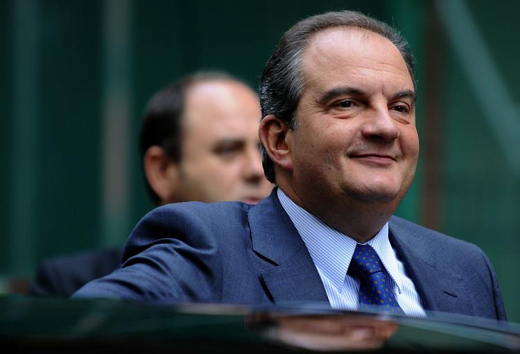 En presset græsk premierminister, Costas Karamanlis, er på vej med en regeringsrokade ovenpå urolighederne i december. 