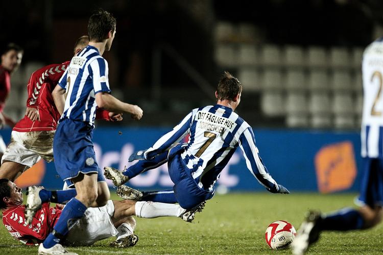 Jesper Jørgensen (med ryggen til) i aktion for Esbjerg i Superligaopgøret mod Vejle 7. december 2008. 