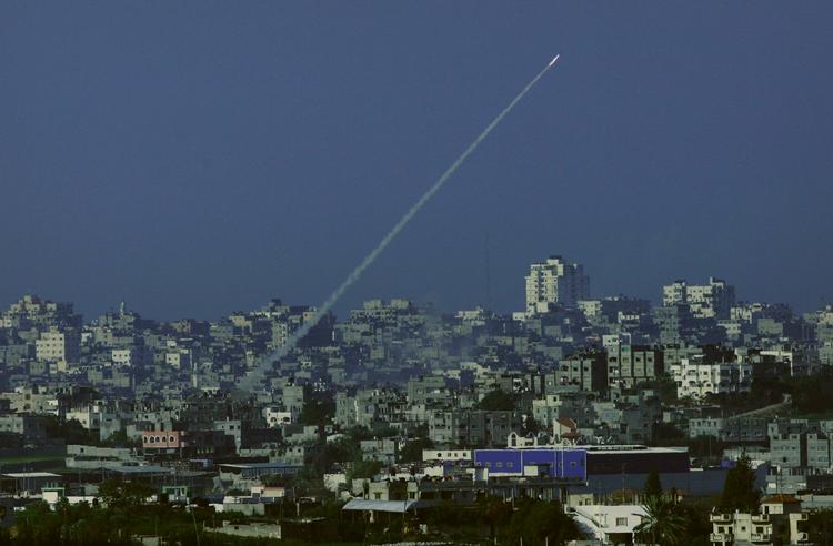Et Hamas missil på vej mod det sydlige Israel fra Gaza tidligere i dag. 