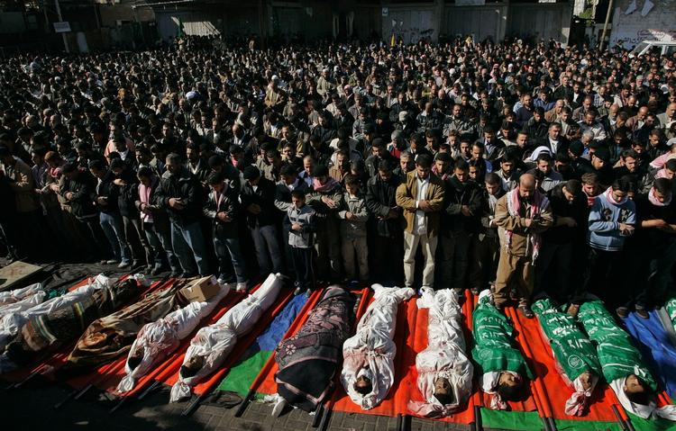 Palæstinensere bad tidligere på dagen ved ligene af 14 af de cirka 40 civile ofre for israels angreb på en FN-skole i går. 