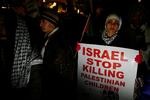 Israels angreb på Gaza møder protester i hele verden. Her er det demonstranter, som i går mødte op foran borgmester Michael Bloombergs kontor i New York i går. 