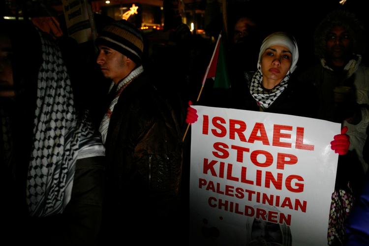 Israels angreb på Gaza møder protester i hele verden. Her er det demonstranter, som i går mødte op foran borgmester Michael Bloombergs kontor i New York i går. 
