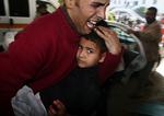 En palæstinensisk mand bærer sin sårede søn ind på Shifa-hospitalet i Gaza efter israelske angreb onsdag. 