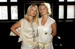 Karen Simonsen (tv.) har arbejdet sammen med Naja Munthe i 15 år. Billedet er fra 2004, hvor parret blev kåret som Årets Erhvervskvinder. 