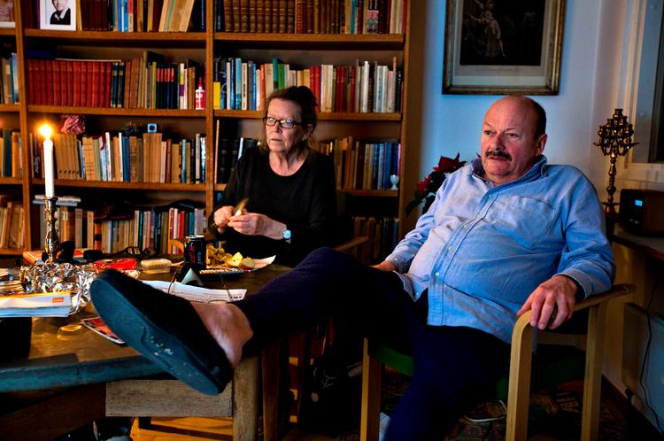 Fjernseere. Ingelise Gjedde og Viggo Lundin fra Espergærde sidder ved fjernsynet og ser 'Kender du typen?' på DR 1 - et program, der i gennemsnit trækker over en halv million seere.  Foto: Jacob Ehrbahn 