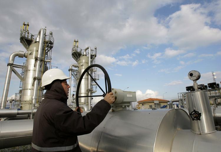 Rusland står for en stor del af gasforsyningen til Europa. Her er en tyrkisk tekniker i arbejde nær Istanbul. 