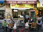 Det udendørs Machaneh Yehuda-marked i Jerusalem, hvor krigen i Gaza diskuteres intenst. 