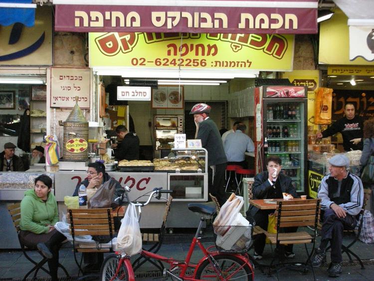 Det udendørs Machaneh Yehuda-marked i Jerusalem, hvor krigen i Gaza diskuteres intenst. 