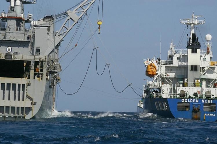 Den amerikanske flåde er allerede til stede Øst for Afrika. Her sender 'USS Whidbey' brændstof om bord på 'Golden Nori', efter at det blev frigivet af pirater i sidste måned. (Arkivfoto) 