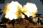 Israelsk kampvogn skyder mod mål i Gaza. 