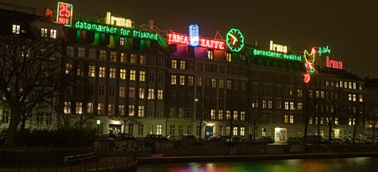 Trods neonskilte ved Søerne er København stadigvæk meget mørk, mener elleve RUC studerende, der hyller området omkring Skt. Hans Torv ind i lys på lørdag. 