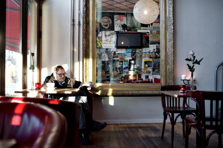 Behageligt. På Den Røde Hund er kvaliteten på brunchtallerknen i orden og størrelsen prangende. Og med den elskværdige betjening er cafeen på Nørrebrogade et rart sted at søge hen. Foto: Miriam Dalsgaard 