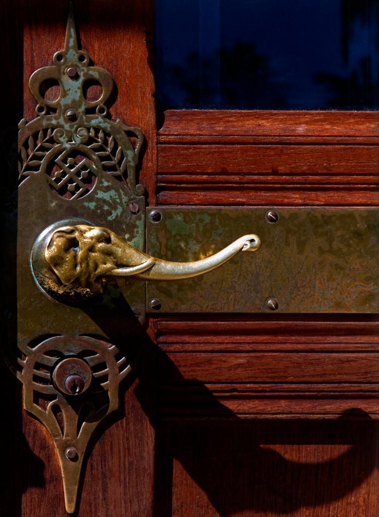 En elefant - elefanten som motiv går igen flere steder på Carlsberg, blandt andet i Elefantporten - lægger her snabel til et dørhåndtag. Døren sidder i en kontor- og laboratoriebygning, der har Hack Kampmann som arkitekt. Foto: Jens Lindhe. 