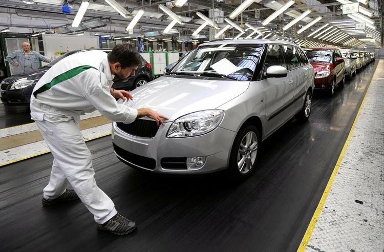 En Skoda Fabia får en sidste afpudsning, inden den forlader fabrikken. Måske er den på vej til Danmark, hvor den dyster med Toyota Aygo om at være den mest solgte bil. 