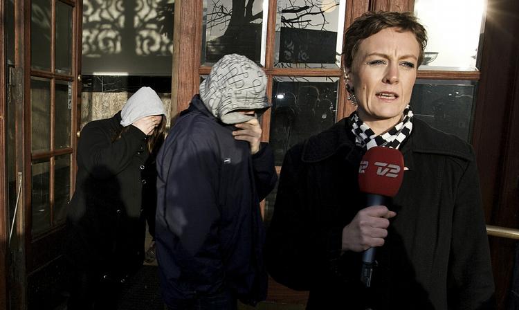 Tilhørere forlader under stor medieopmærksomhed byretten efter dommen kort før jul. 