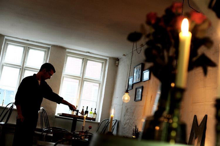 Magistræde 16 er atter et spisested og vinbar. Pizzaerne er i den mindste napolitane-størrelse i italiensk tradition tilført inspiration fra den danske baghave. 
