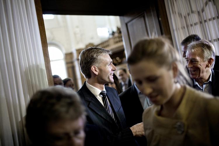 SF's formand, Villy Søvndal, forsøgte i dag at true sig ind i forhandlingerne om den nye bankpakke, men DF's Kristian Thulesen Dahl har nedlagt veto. Her er de to fotograferet  ved Folketingets åbning i 2007. 