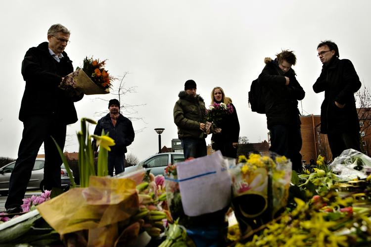 20. marts sidste år slukkede Rigshospitalet for den respirator, som holdt den 16-årige Dennis Özgür Uzun kunstigt i live. På  gerningsstedet lagde sørgende blomster. 