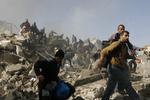 Efter to ugers kampe bombardementer af Gaza, kræver FNs Sikkerhedsråd øjeblikkelig våbenhvile i området. 