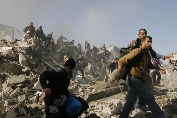 Efter to ugers kampe bombardementer af Gaza, kræver FNs Sikkerhedsråd øjeblikkelig våbenhvile i området. 