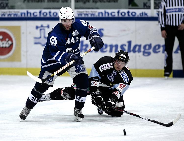 Økonomien i de ti ligaklubber er - som Sønderjyskes Mads Christensen - helt i knæ. Arkivfoto. 