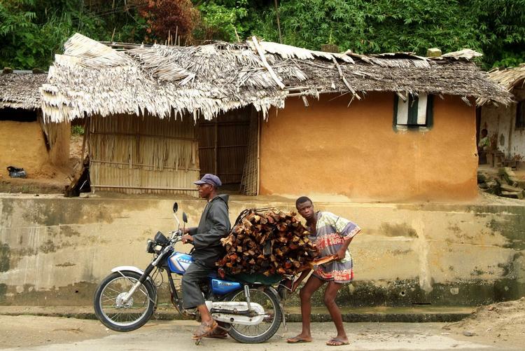 Motorcykel bruges til at bære brænde i Calaber, Nigeria - før en lov påbyder motorcykelhjelme (arkivfoto). 
