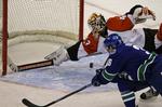 Jannik Hansen ( i blåt)  forsøger at overliste Philadelphias keeper i en kamp for små to uger siden. 