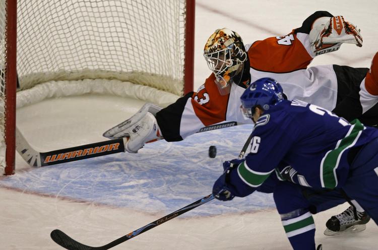 Jannik Hansen ( i blåt)  forsøger at overliste Philadelphias keeper i en kamp for små to uger siden. 