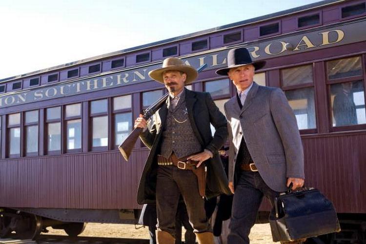 Ed Harris har instrueret sig selv og Viggo Mortensen (tv) og resten af holdet i 'Appaloosa', der sætter nye farver på western- paletten. Foto fra filmen