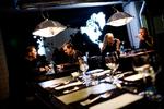 Middagsgæsterne på Karrierebar i Kødbyen skal de næste fem uger vænne sig til at serveringen går baglæns som del af et kunstværk. 