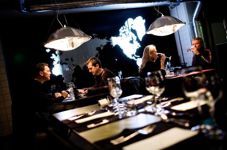 Middagsgæsterne på Karrierebar i Kødbyen skal de næste fem uger vænne sig til at serveringen går baglæns som del af et kunstværk. 