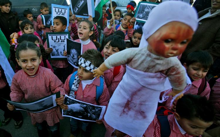 Palæstinensiske børn i optog for de krigsramte børn i Gaza. 