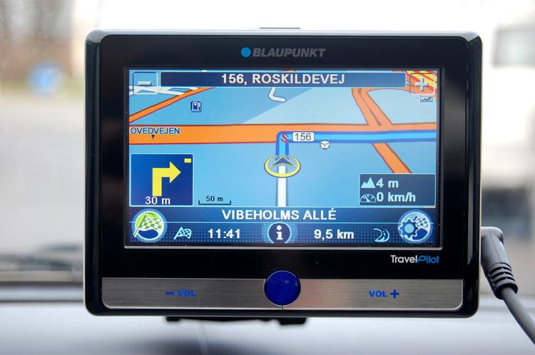 Der er risiko for, at bilister begynder på mentalt krævende opgaver som at omprogrammere GPS-en under kørsel eller stirre for meget på den. Alt i alt kan fordelene ved GPS meget vel opvejes af ulemperne, siger trafikforskere. 