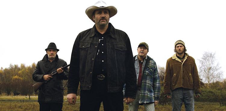 Det svupper godt i både den sønderjyske muld og i Henrik Ruben Genz' hjemstavnsfilm, Frygtelig lykkelig, hvor rigtige mænd og lokale drukmåse – som bl.a. Kim Bodnia (forrest) – går i gummistøvler størrelse X-Large. Foto: Karin Alsbirk 