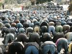 Fronterne var trukket skarpt op i Jerusalem i dag. De bedende muslimer på den ene side og israelsk politi på den anden. 