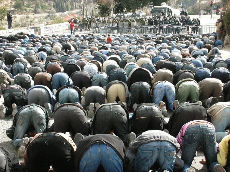Fronterne var trukket skarpt op i Jerusalem i dag. De bedende muslimer på den ene side og israelsk politi på den anden. 
