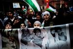 2.500 mennesker var til eftermiddag mødt op på Rådhuspladsen og Christiansborgs Slotsplads i København for at demonstrere mod situationen i Gaza. 