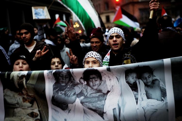 2.500 mennesker var til eftermiddag mødt op på Rådhuspladsen og Christiansborgs Slotsplads i København for at demonstrere mod situationen i Gaza. 