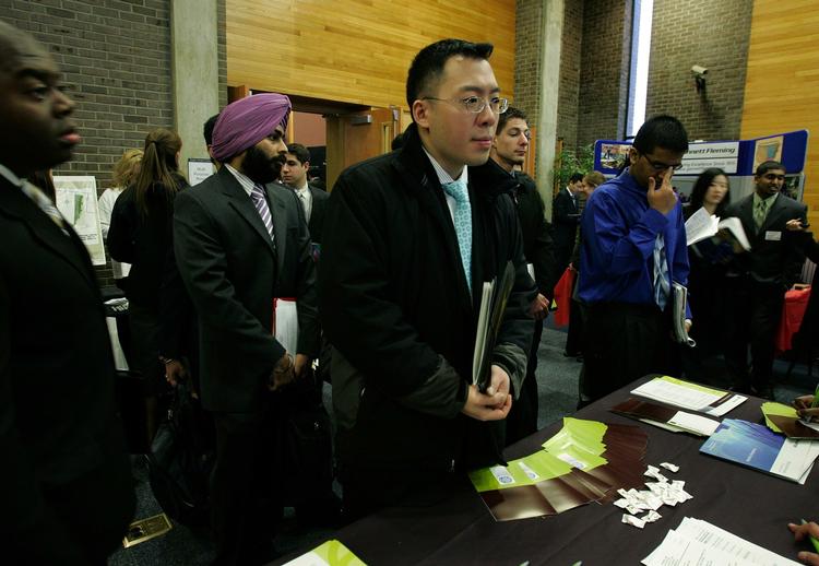 Amerikanere i kø for at tale med arbejdsgivere på en jobmesse på Rutgers Universitet i onsdags. 