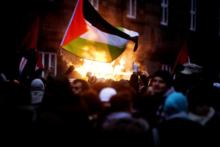 En gruppe deltagere fra en pro-palæstinensisk demonstration i det centrale København brød ud og nærmede sig den jødiske synagoge i Krystalgade. Så endte politiet et beskyttelseshold. 