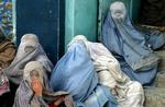 Afghanske kvinder tigger uden for en moské i Kabul. Traditionsbundne holdninger til sex betyder, at mange kvinder risikerer livet. 