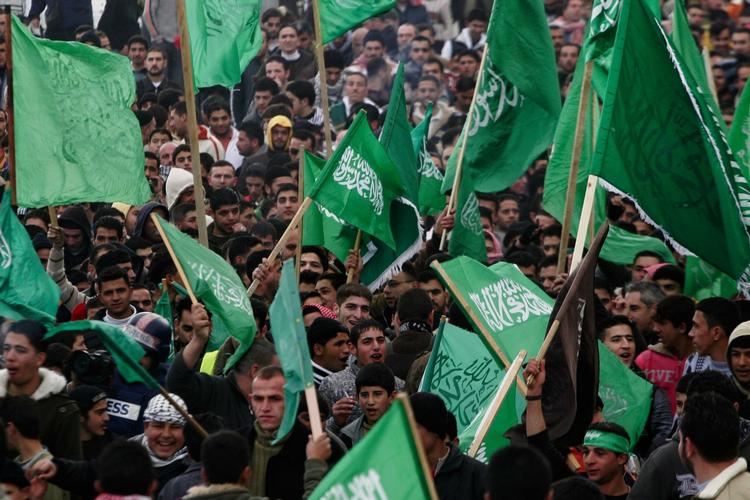 Hamas-støtter demonstrerer imod Israels bombardementer i Gaza. 