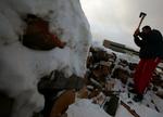 Tusindvis af europæere må som bulgareren her svinge øksen for at få varmen i disse dage, hvor russerne har lukket for gassen til Europa. 