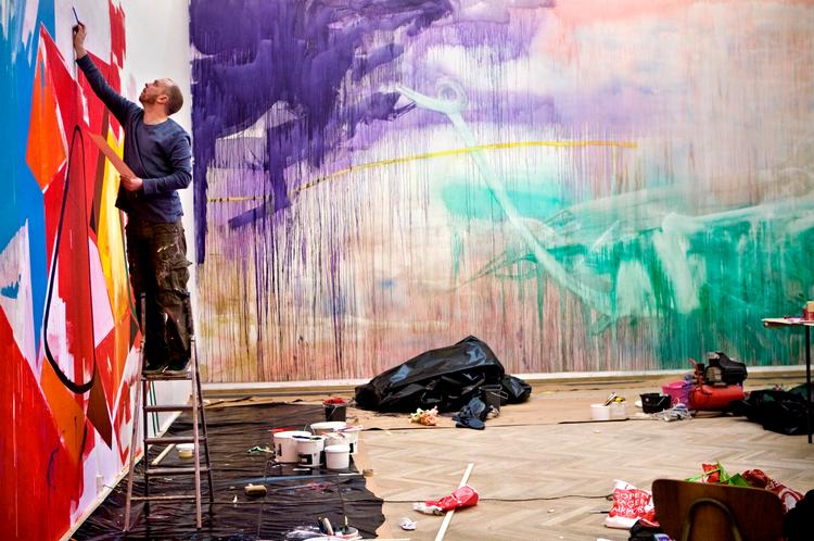 Kunstnerkvartetten Paint Over har fået en væg hver i samme lokale i Kunsthal Charlottenborg. Foto: Tobias Selnæs Markussen 