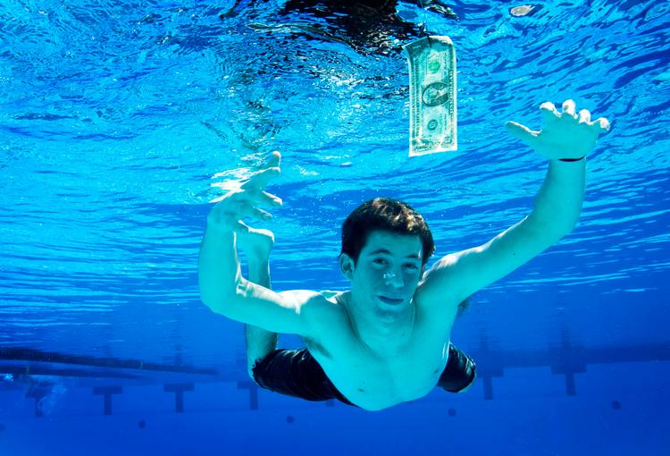 Helt ufrivilligt - og fordi hans far var fotograf - blev Spencer Elden som baby fotograferet til coveret på Nevermind, der blev symbol på en musikgenre og en generation unge i 1990'erne. Nu er Spencer selv en teenager på 17 år, der nu har sagt ja til at gentage sit undervandsshow. Dog med badebukser.  Foto: Splash News 