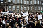 Handelsskoleelever og lærere demonstrerede i november 2006 foran Christiansborg i utilfredshed over, at der er 23.000 kroner færre per handelsskoleelev end per gymnasieelev. Nu har de fået en fælles sag med gymnasieeleverne: utilfredshed med den ny gymnasiereform. 