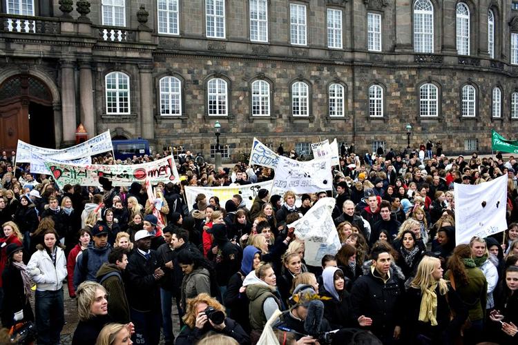 Handelsskoleelever og lærere demonstrerede i november 2006 foran Christiansborg i utilfredshed over, at der er 23.000 kroner færre per handelsskoleelev end per gymnasieelev. Nu har de fået en fælles sag med gymnasieeleverne: utilfredshed med den ny gymnasiereform. 
