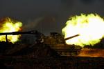 Krigen optrappes og nærmer sig byerne. En israelsk kampvogn skyder lørdag morgen fra grænsen og ind over Gazastriben. 